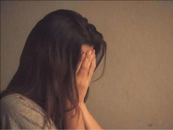 四川南充，一离异女子与一自称同样离异的男子交往，怀孕后，才得知对方骗了自己，对方