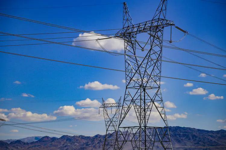 中国风光发电这事儿干得真够狠，2025年光是风电和光伏加起来，就已经超过美国所有