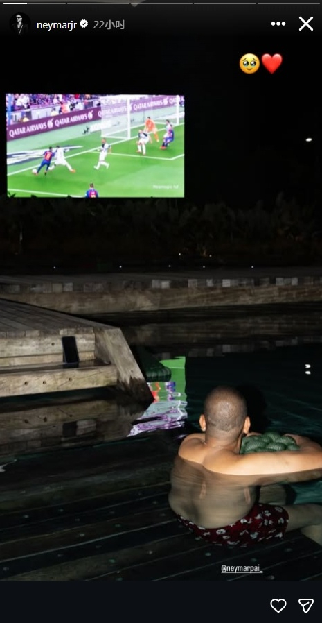 内马尔重温巴萨生涯集锦 内马尔在社媒上发布动态，他在圣诞与其父亲一同观看自己效力