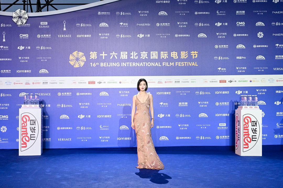 周冬雨粉裙短发 从《七月与安生》到现在快十年了，她反而越来越有少女感。不是靠医美