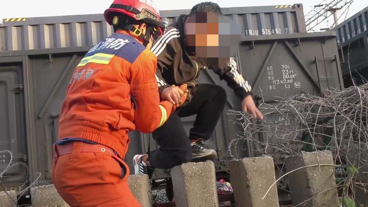 济南一男子遭铁丝缠绕卡身，消防紧急救助！5月10日下午，在济南市天桥区北园街道黄