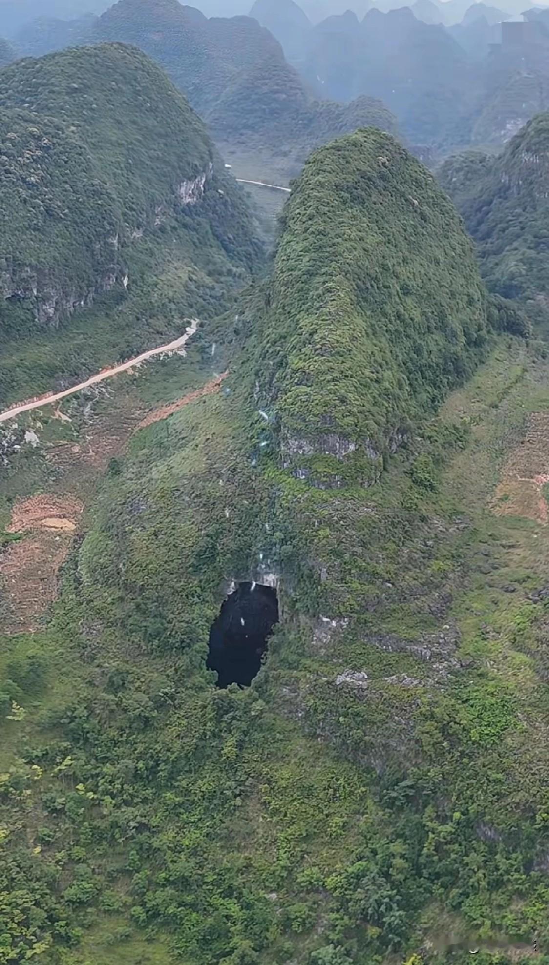 这山怎么突然出来一个窟窿？感觉不像是人工凿开的，应该是一个天然形成的，看着怪吓人