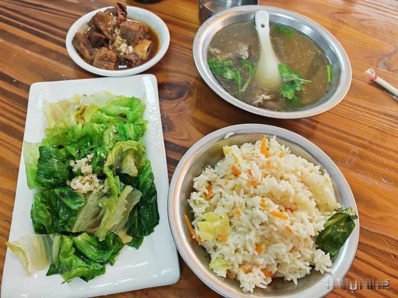 牛排，牛肉汤
青菜，咸饭
一共38块钱
客观的说，贵吗？