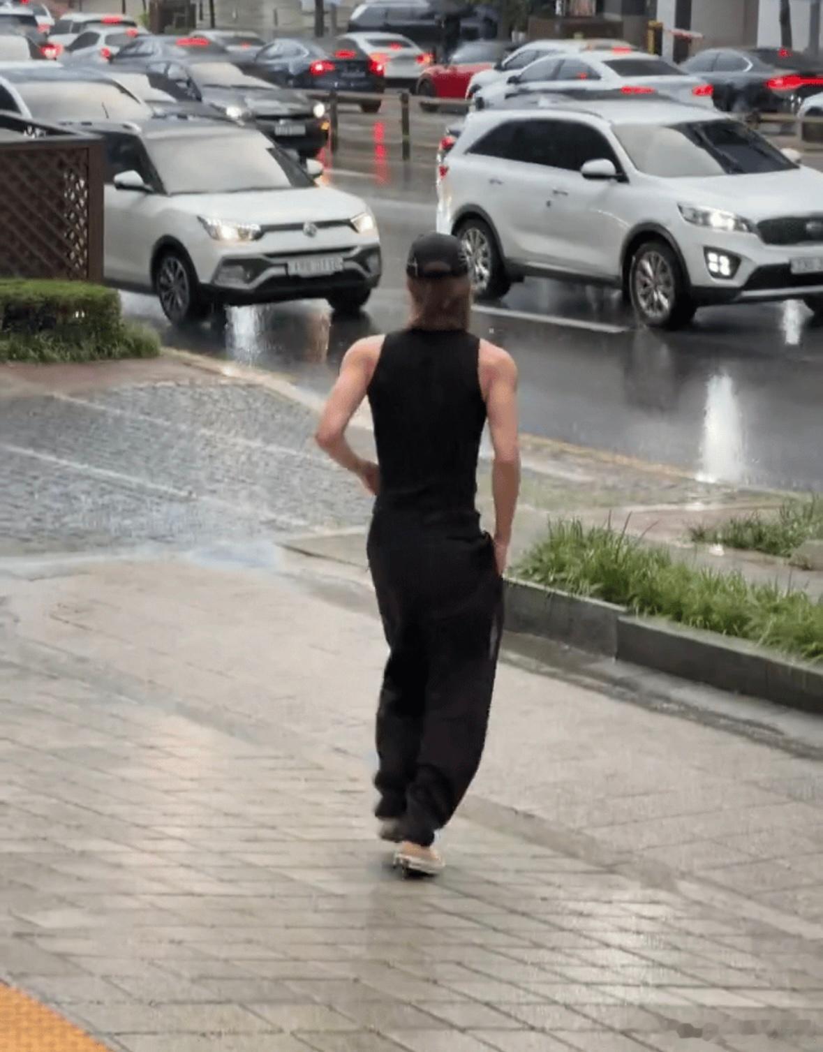 徐明浩大雨都没放弃做皮肤管理 任凭外面大雨滂沱依旧按时安排皮肤管理 