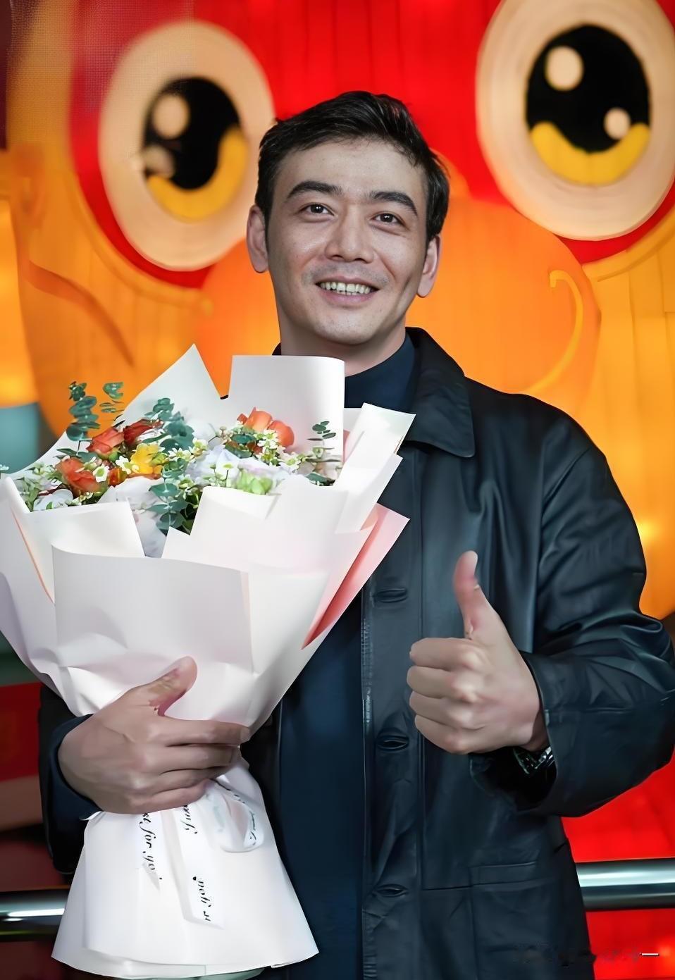《悬案》口碑爆棚，

最惊艳的不是男主岳云鹏，

而是剧中饰演施占军的演员杨烁居