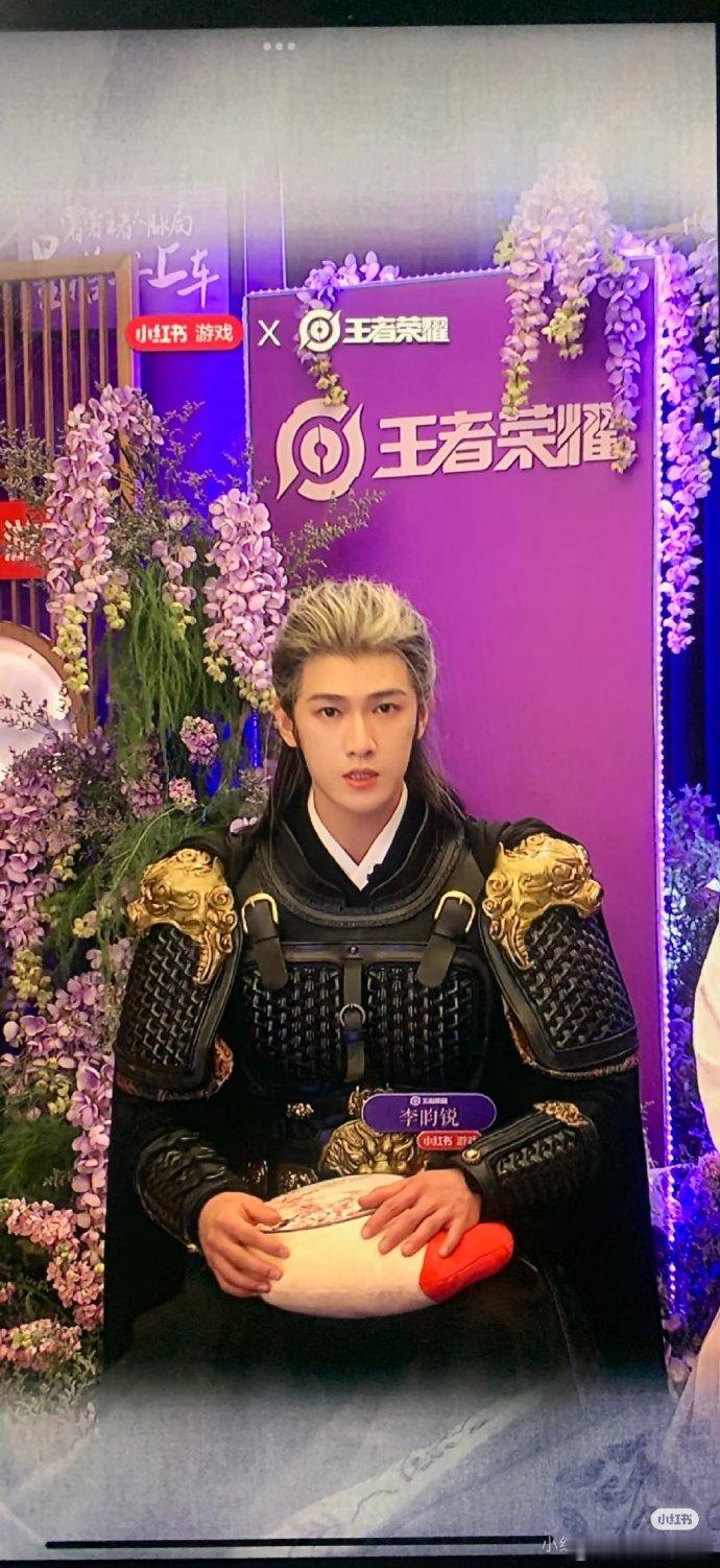李昀锐还原白发宋墨  李昀锐还原宋墨白发造型  李昀锐的白发宋墨造型太绝，他微微