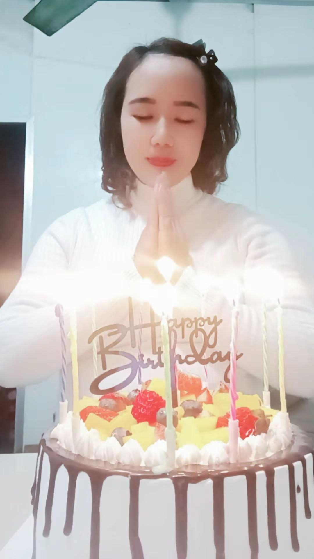 恭喜自己又平安老了一岁，特别的日子，普通的自己，成年人的生日，不说生日快乐，那就