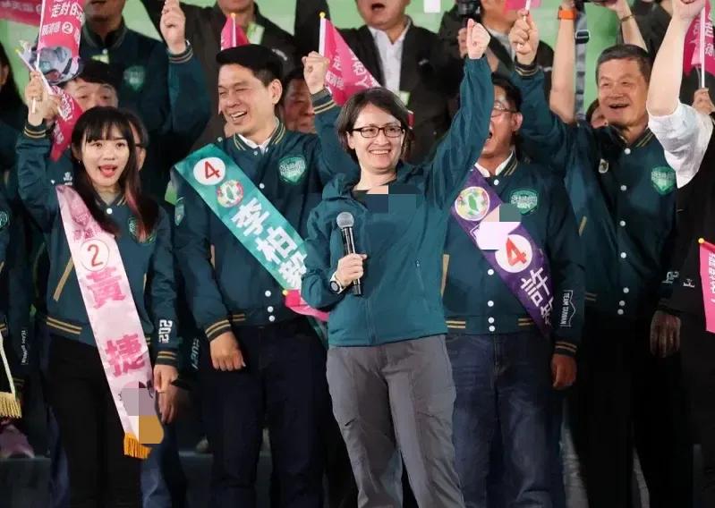 【萧美琴炮轰韩国瑜“用膝盖走路”？话音刚落自己却自曝“奴颜婢膝”】
近日民进党籍