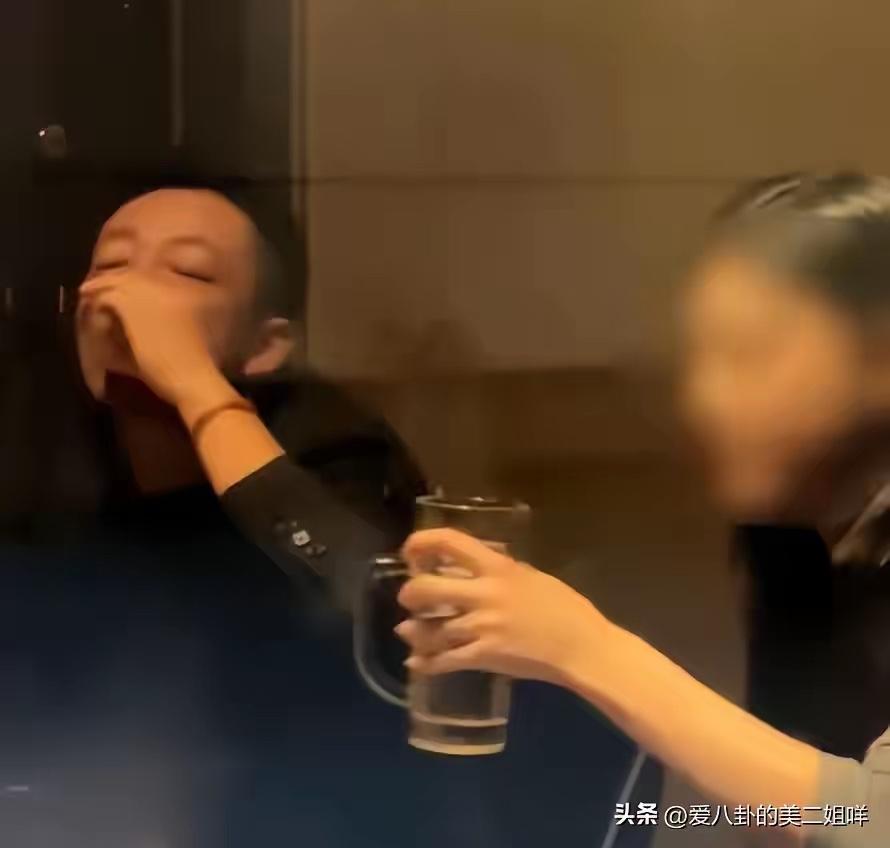 小菲真不容易，应酬，顾家，还要留时间去陪伴孩子们。他到了这个阶段，的确需要他更加