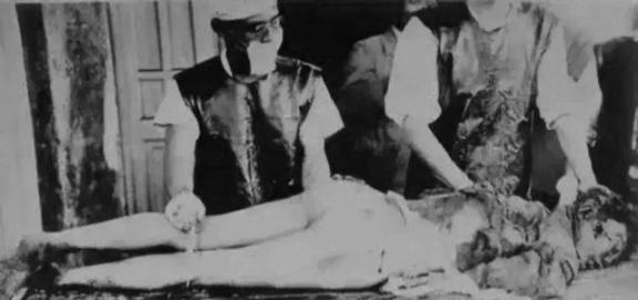 1938年，为了满足自己对女性生殖构造的好奇心，一鬼子军医让人把一女人使劲儿摁倒