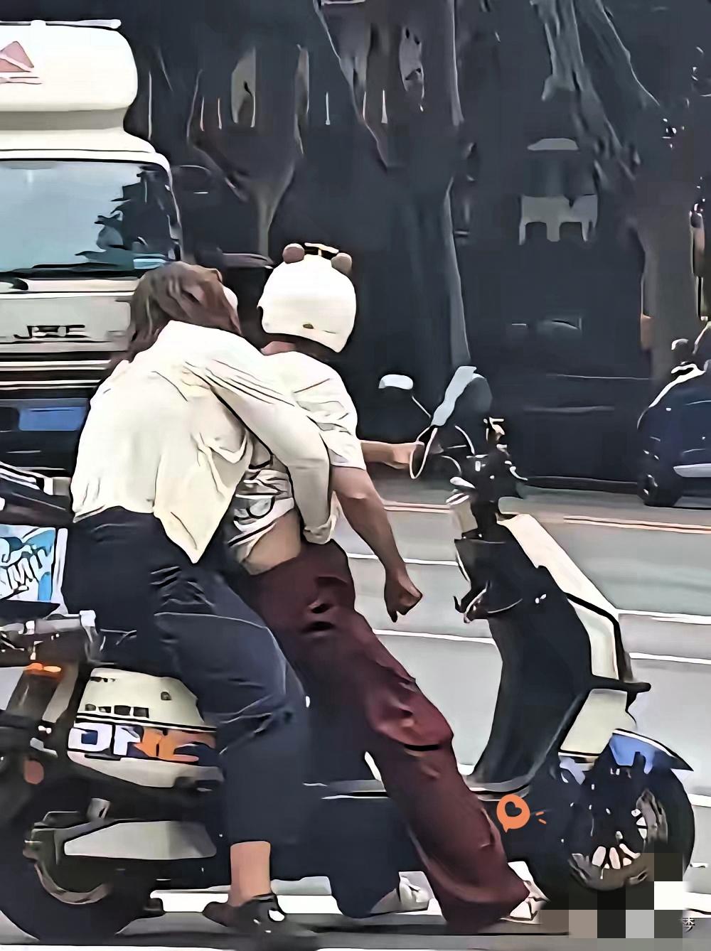 刚看那图我还以为是遇大车急刹，俩人惯性抱一起——结果凑近一看，

根本是在大街上