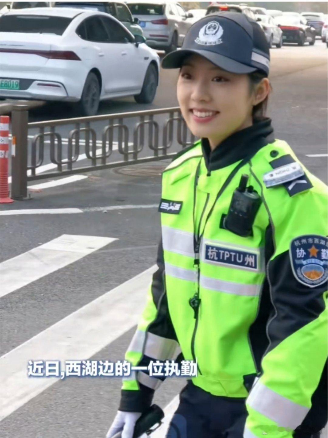 杭州一执勤女骑警神似贾静雯 杭州比较会玩，知道如何营销城市。西湖边放了很多美女执