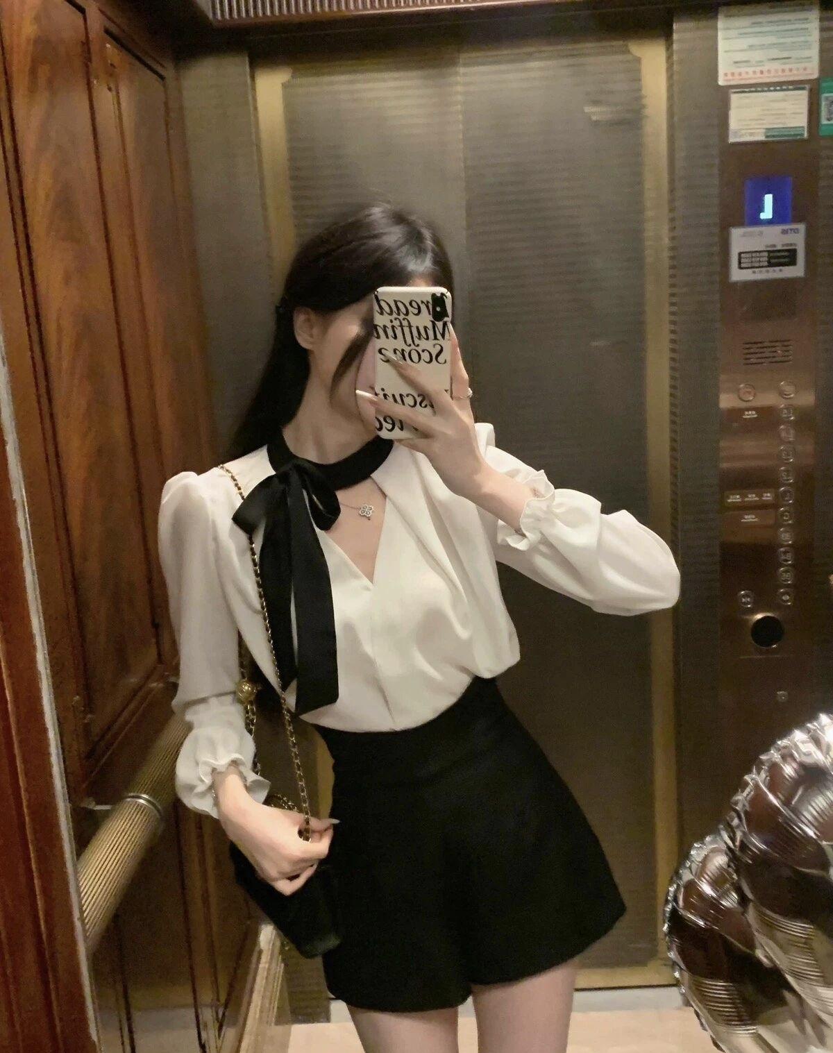 镜中人影，似水流年。