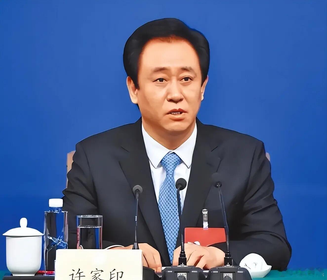 刷到一个短视频，是一个女的说她当年曾经坐过许家印的私人飞机并在飞机上跟他打牌，输