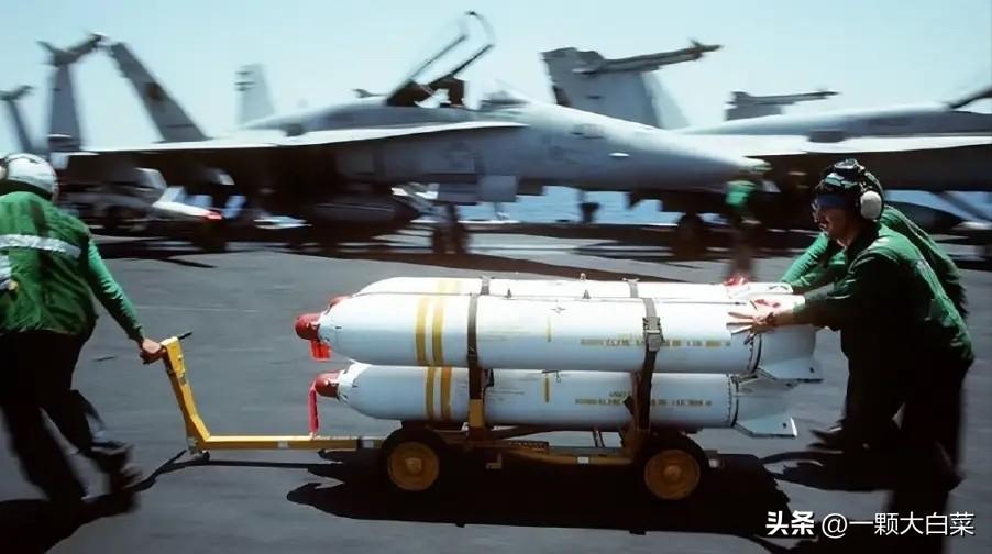 刚说，以色列弹药要耗尽了，美国就把战备库弹药拿出来，以色列又获得8000吨弹药，