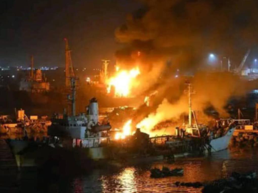 沙特摧毁两艘阿联酋军火船，爆炸火光照亮整个港口，白宫：这下麻烦大了！”曾经在也门