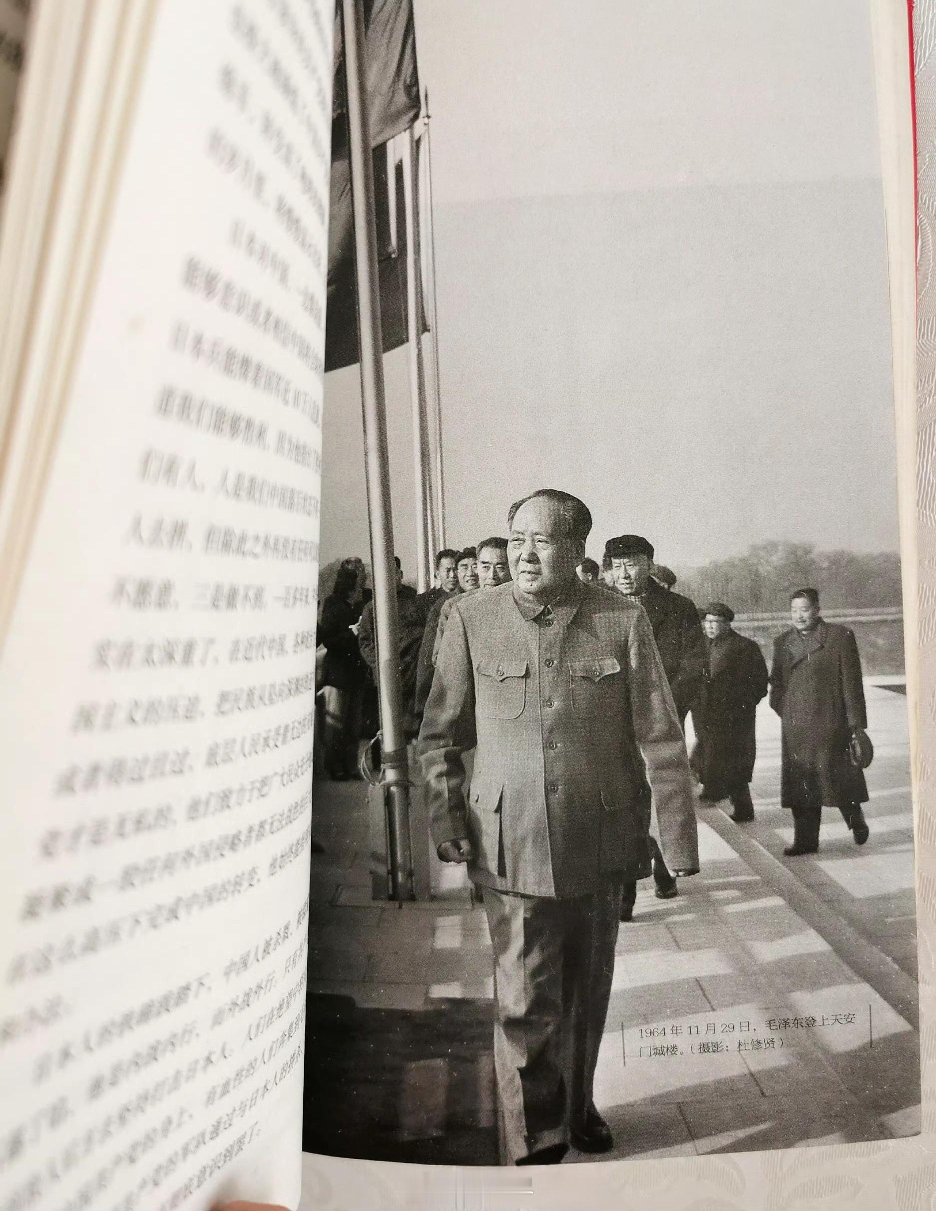 我特别喜欢这张照片（分享过好几次），1964年11月29日，教员正登上天安门城楼