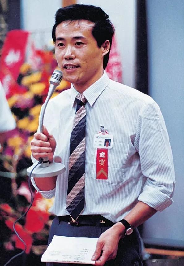 王石出道很早，早年在深圳创办万科，股权40%不要了， 后来捐给了清华，市值大概5