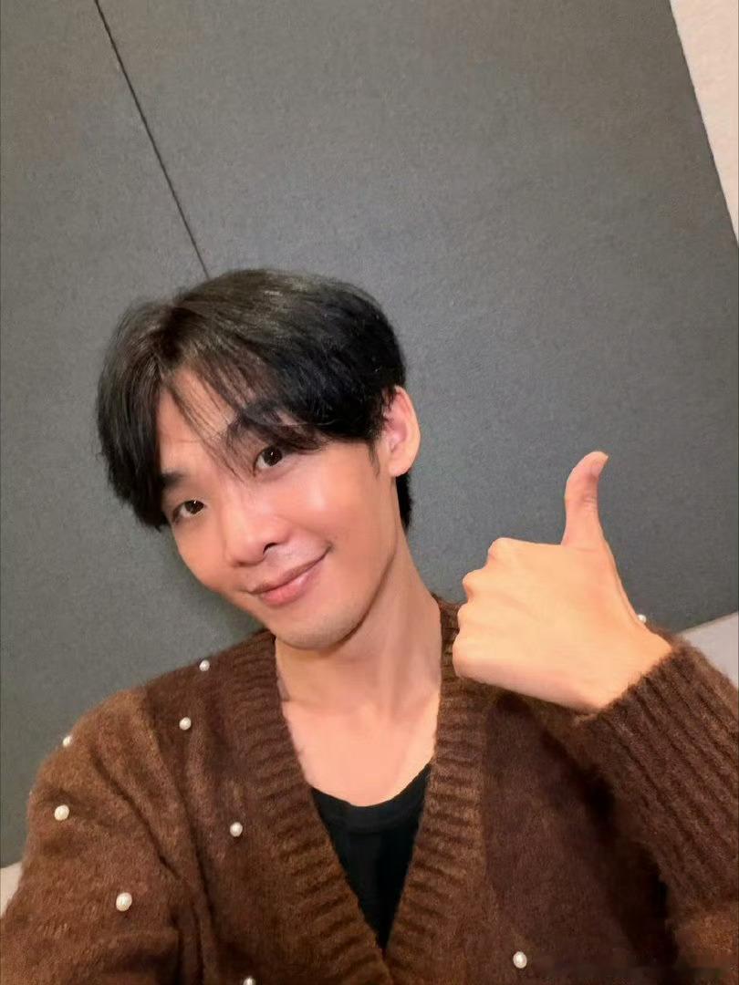 王赫野的脸怎么红成这样 直播脸红到反光！被叫哥哥后瞬间红温，像被煮熟的虾，原来他