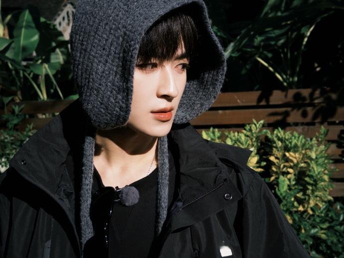 何洛洛眼睛一闭再睁开就从素颜变身妆后了，根本看不出来这张精致的脸上到底加工了什么