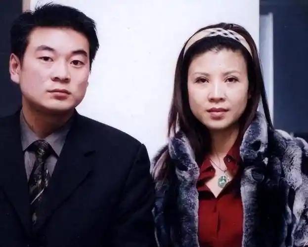 1994 年，刚上大三的杭天琪不顾父母的反对，嫁给了大自己十几岁的张泽民，结果不