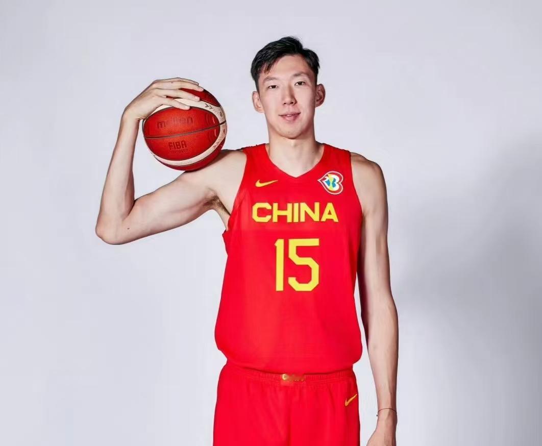 篮协估计后悔给周琦解套，周琦三年国家队比赛没打几场，广东倒是用他完成新老交替；