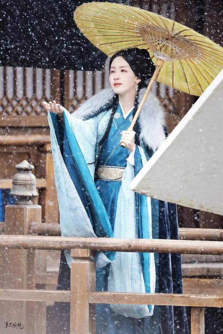 陈都灵都演妈了！
9月3日，一条陈都灵新剧演张凌赫的妈冲上热搜，引起热议！（客串