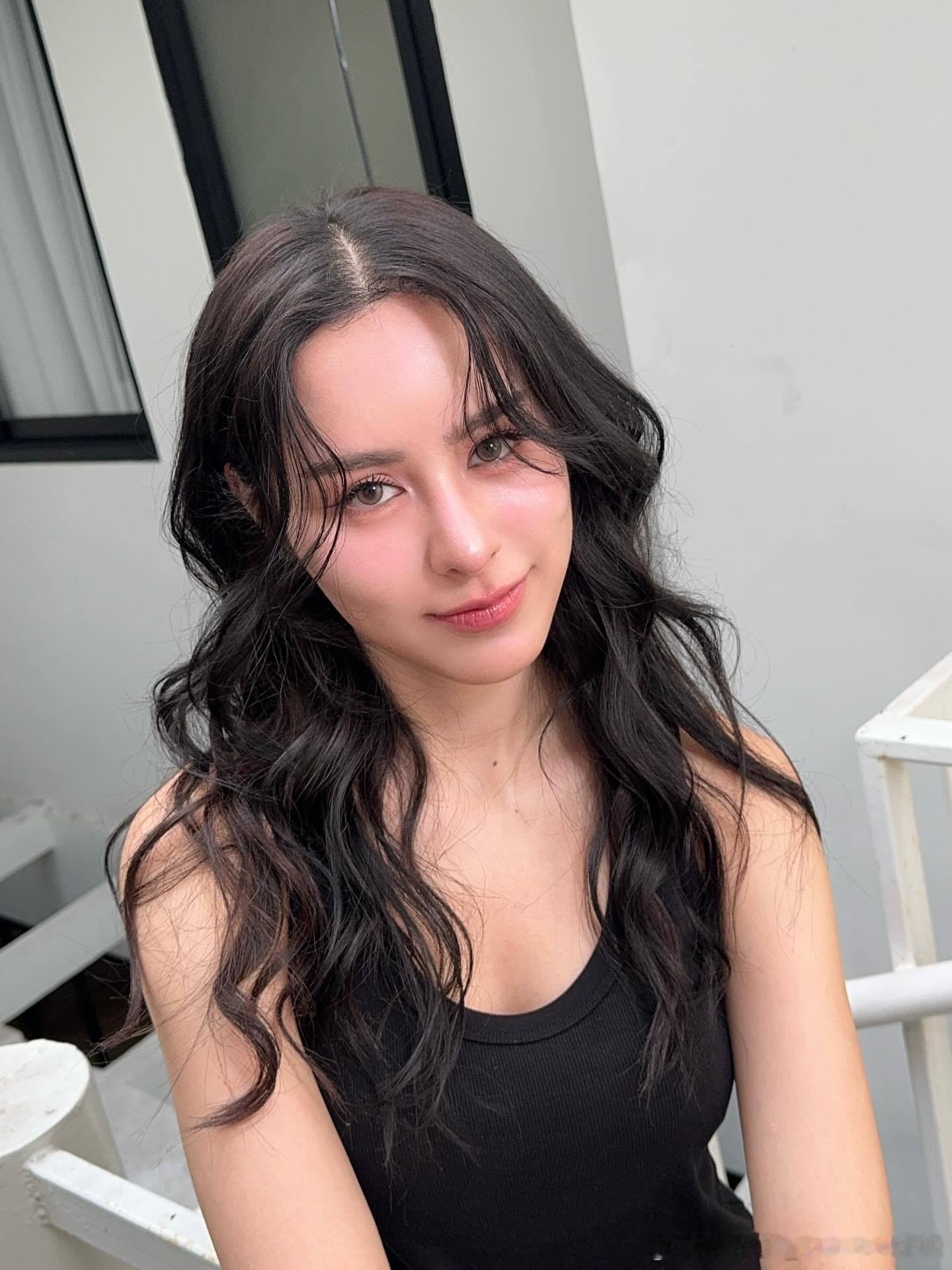 女鹅IG更新！这个发型好好看呐！不知道拍了什么！ 