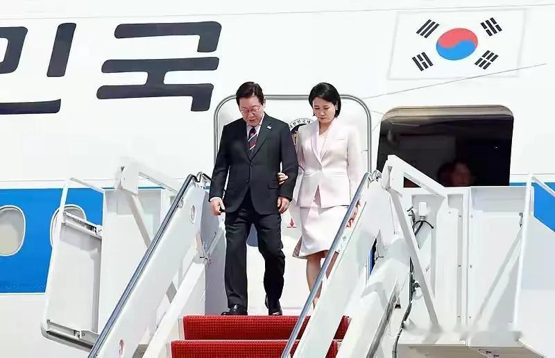 前脚刚拒绝了中国九三阅兵，后脚抵达华盛顿开启首次访美行程。结果一下飞机就被泼冷水