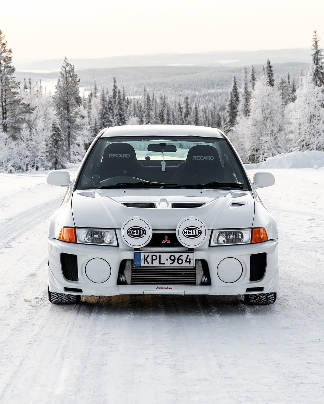 这台白色好应景，圣诞要到了。找机会拍拍这个，还记得高中时期有个同学比较早辍学，继