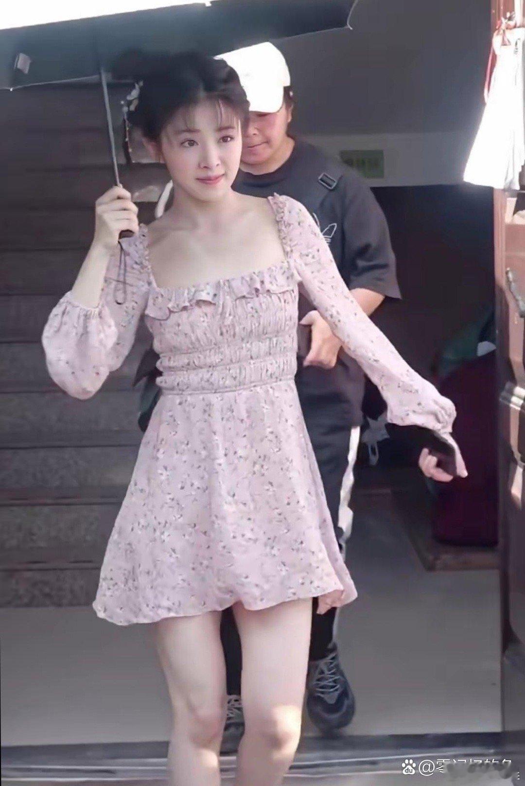 张含韵即将迈入40岁，状态却依旧惊艳！满脸的少女感丝毫未减，灵动鲜活的模样完全看