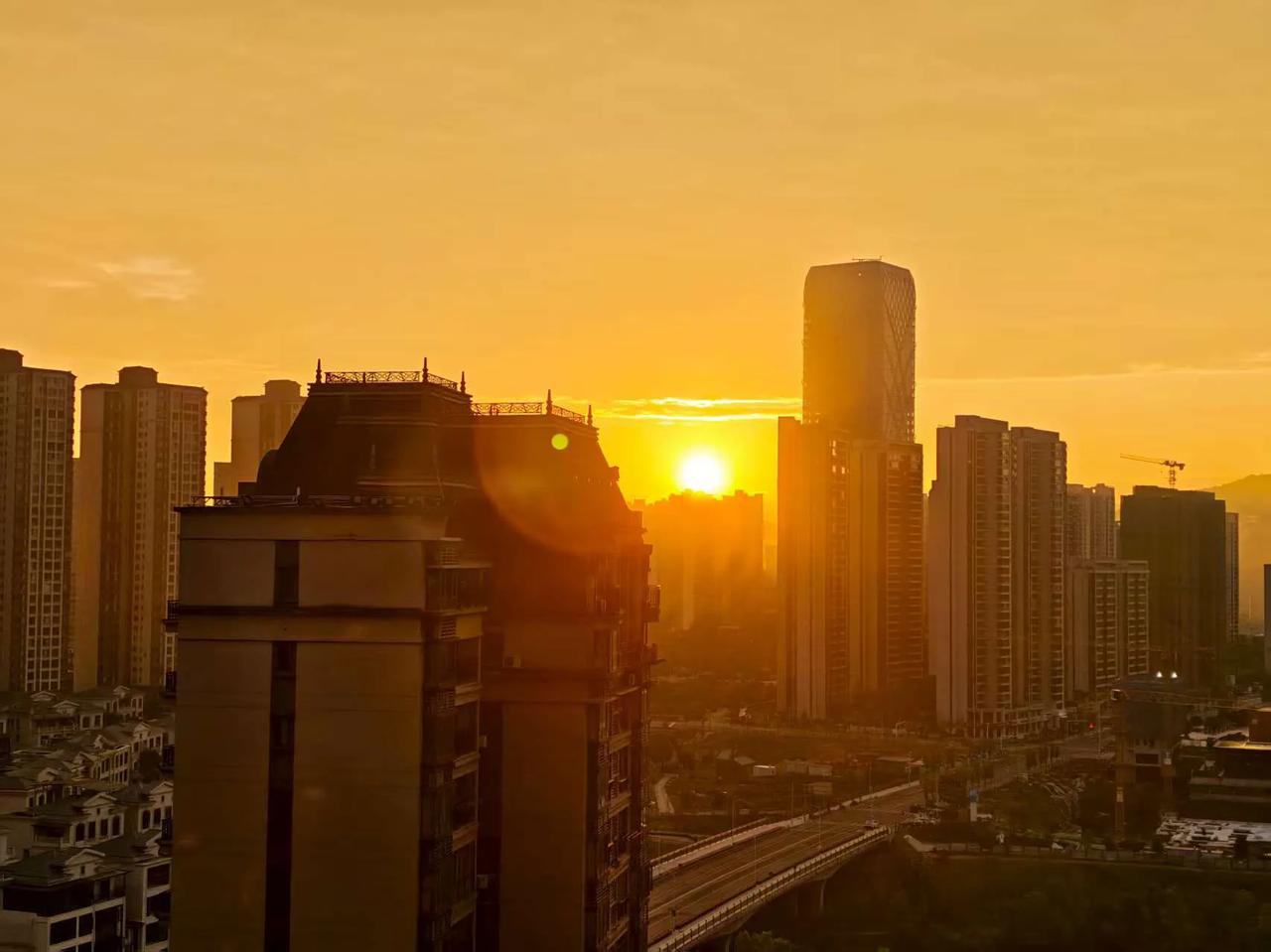 晚霞不是代表一天的结束，而是给有耐心的人展现一天的分享一下您随手拍下的落日晚霞分