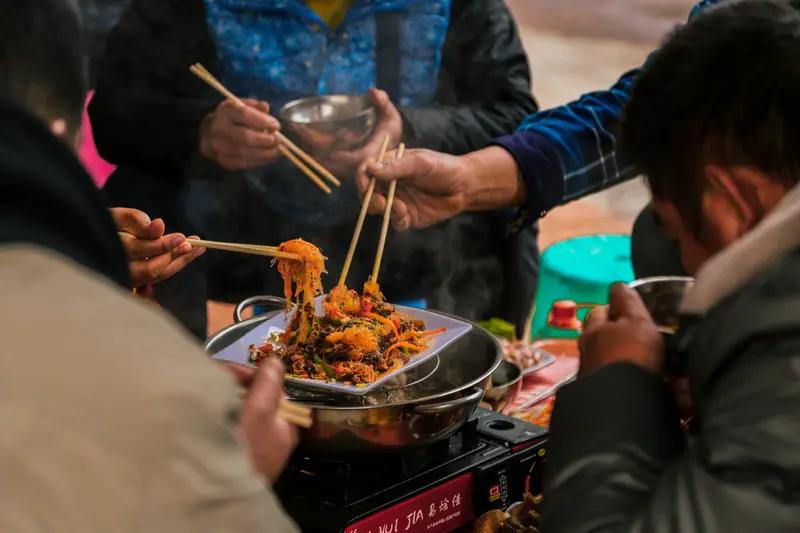 河南暴雪天婚礼宾客雪中吃席这场景太绝了！漫天飞雪里，人们围坐一起，热热闹闹地吃着