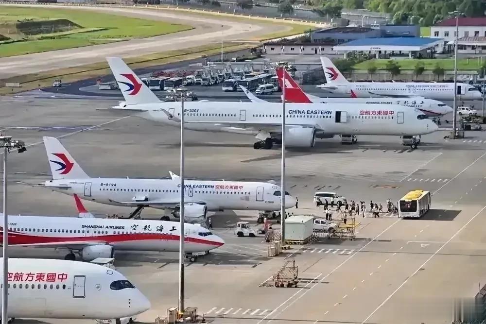 不寻常的一张合影，有三家公司的飞机。两架空客，两架波音，还有两架是中国商飞！我们
