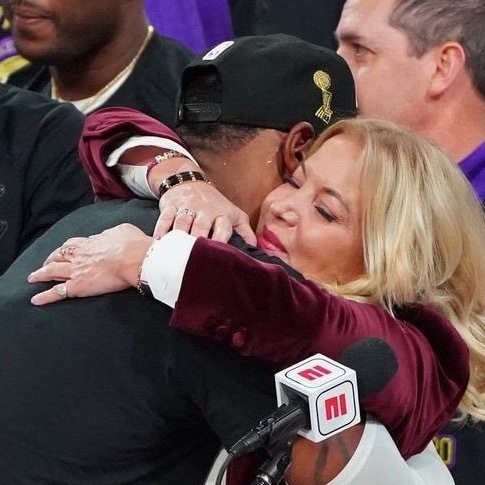 珍妮·巴斯的IG头像，2020年夺冠后与詹姆斯的拥抱瞬间！ 