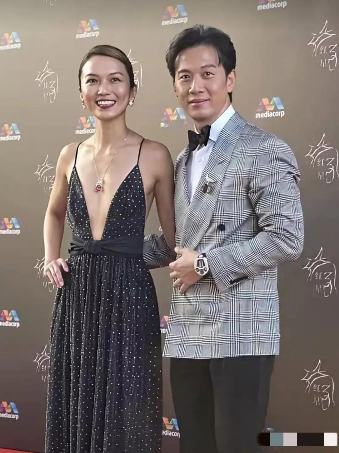 哇塞，画面中的白薇秀珠围翠绕，螓首蛾眉，修项秀颈，朱唇皓齿，笑容如露，可是身材一