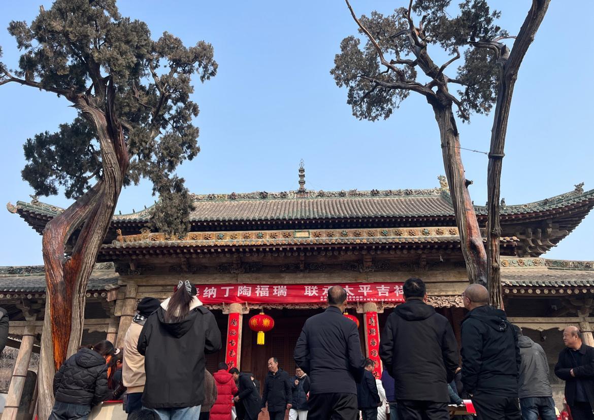 今天去了山西省临汾市襄汾县的汾城古建筑群，快过年了，当地发起免费赠送游客新春对联