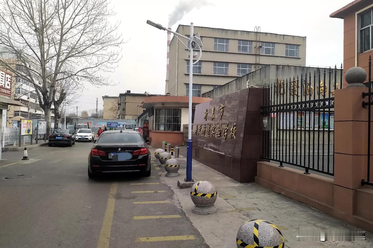 泰安新汶张庄矿曾经的单身宿舍.还有这所新汶街道的实验  学校, 满载着时代的印迹