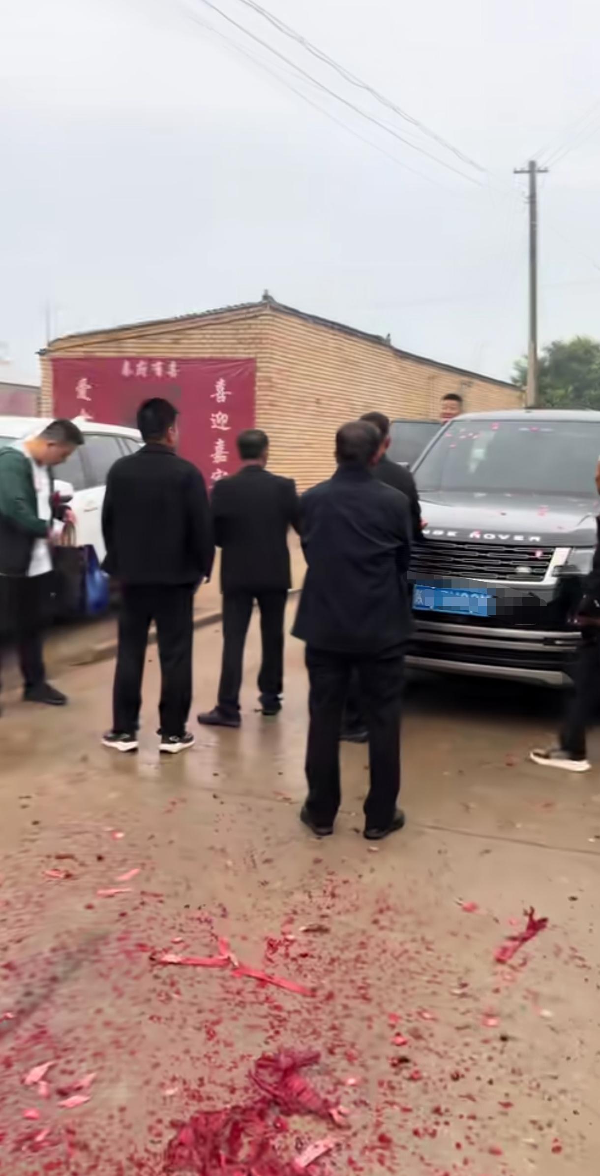 拦婚车的习俗是不是有点过分了点？看这架势，不破财是出不去的了。遇到这种情况，报警
