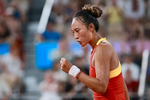 郑钦文拿下首盘