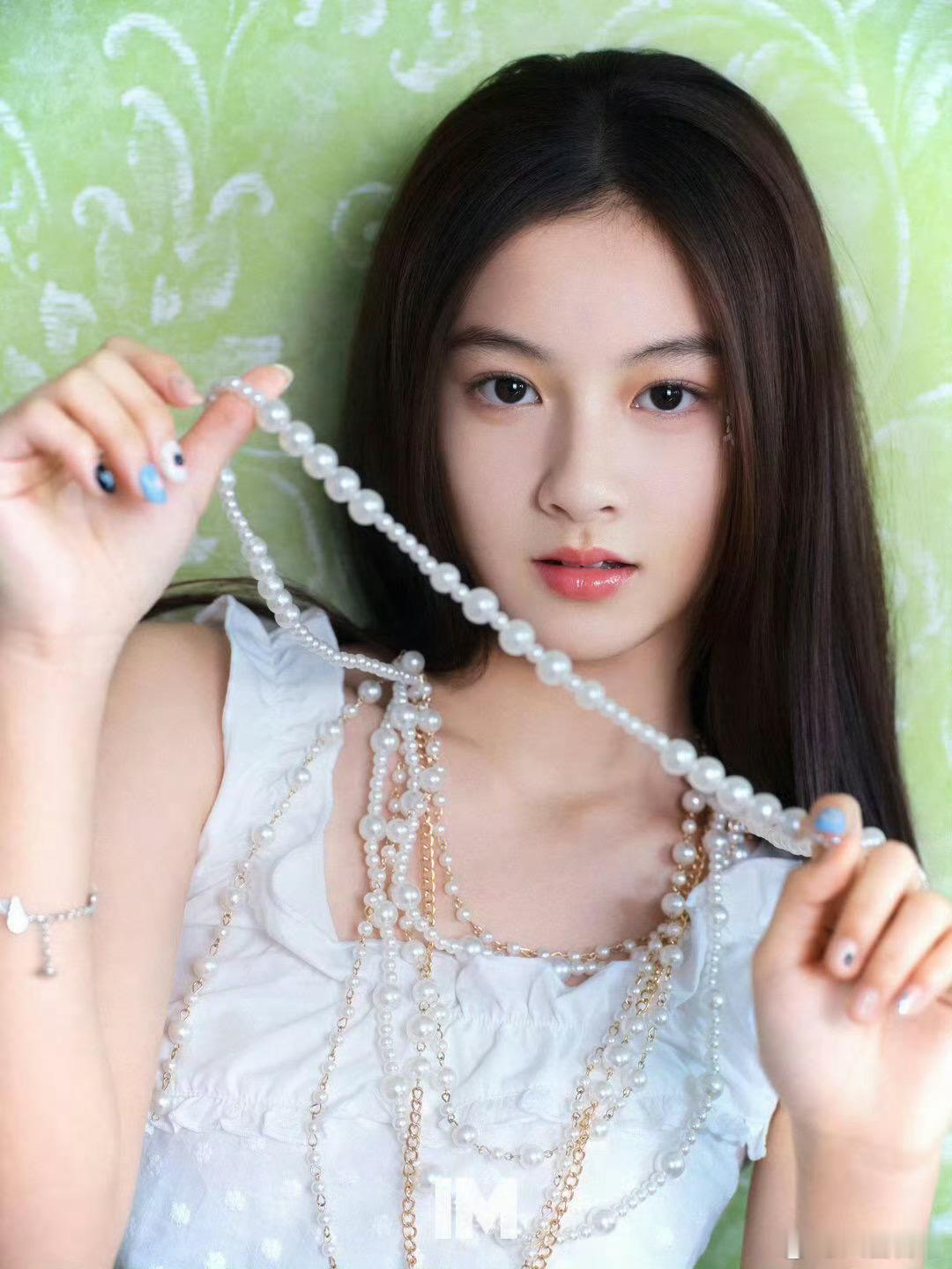 七七赵钰琪杂志大片七七饭撒