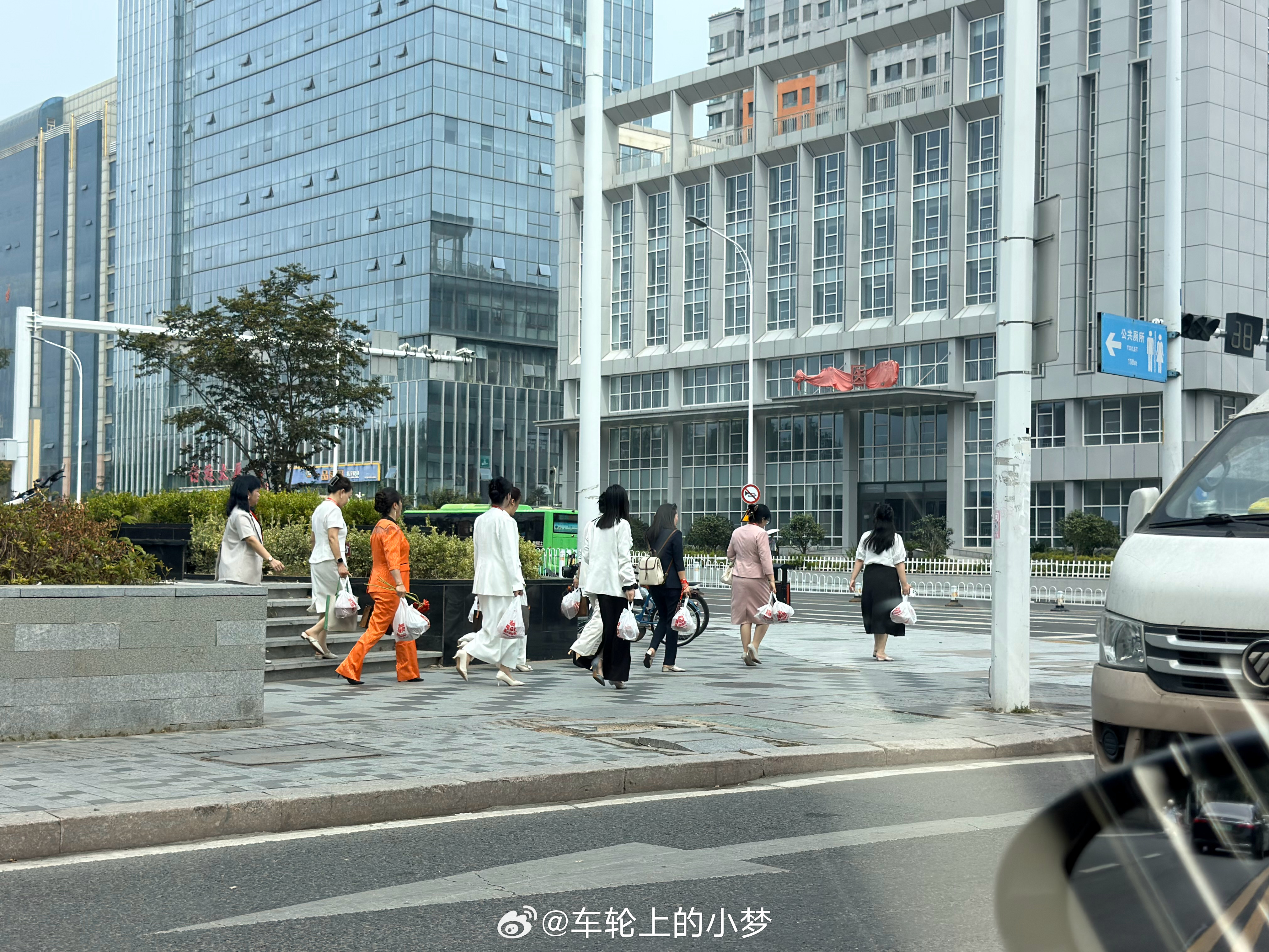 出门看到一群带“抖音logo”胸牌的姐姐们，每人一折一袋东西，这是要干嘛去 青岛