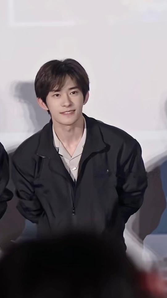 易烊千玺 易烊千玺严迪易烊千玺惊蛰无声 嗯嗯是同一个人