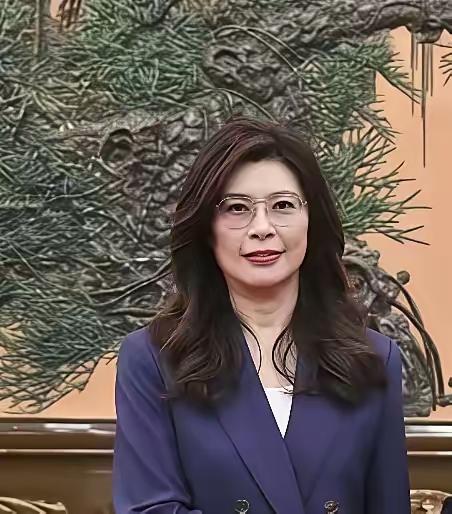 郑丽文，以智慧与气场立身政坛。她眉宇间藏着沉稳锋芒，谈吐间流露坚定自信，是辩论场