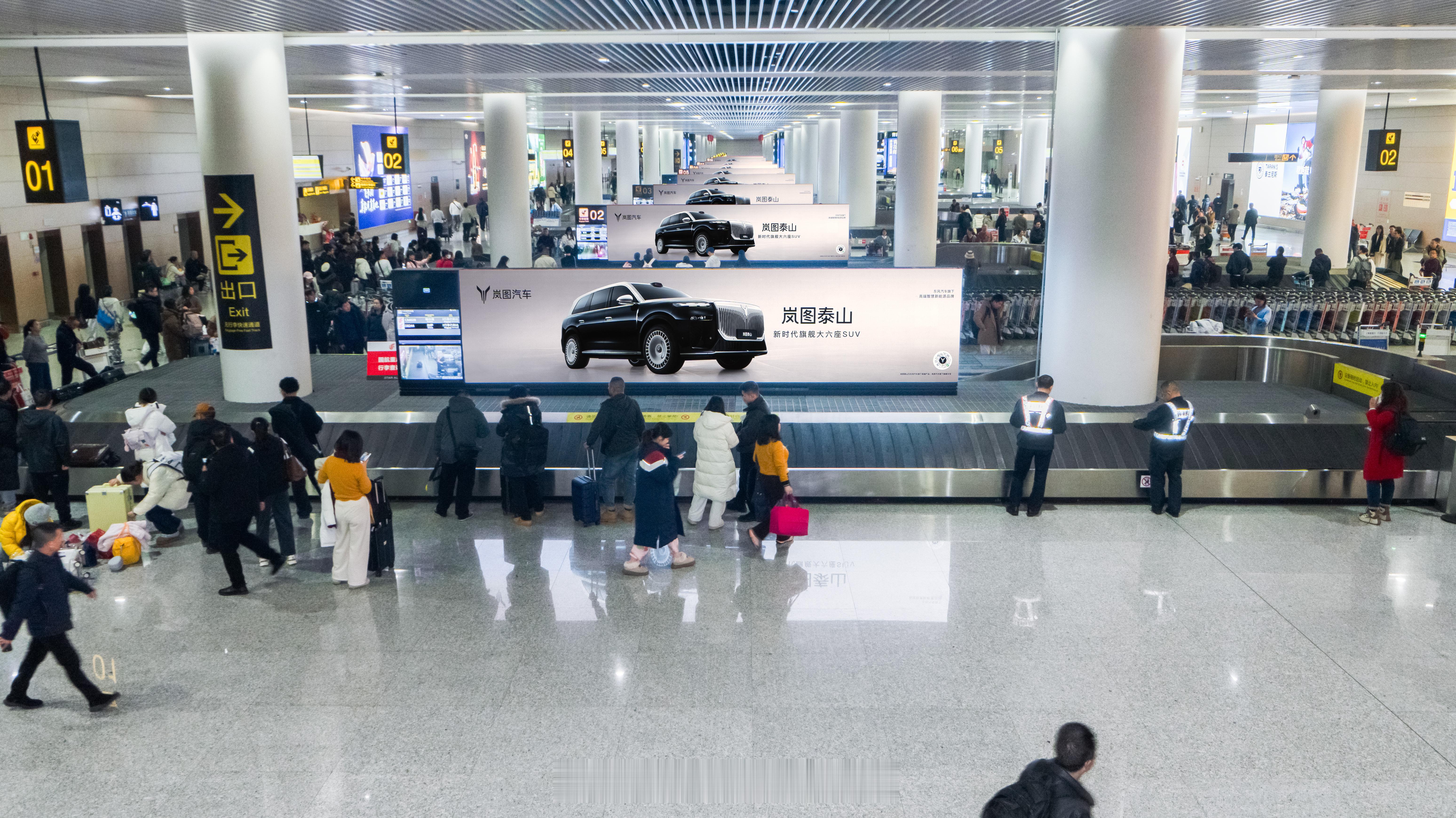 春节将至，岚图泰山的广告开始铺在机场这种人流密集的地方，气势很足。在来往的旅客中