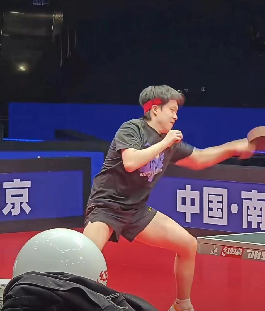 王楚钦今日才从北京飞到南京准备参加乒超总决赛。下午就出现在总决赛比赛场馆，与队友