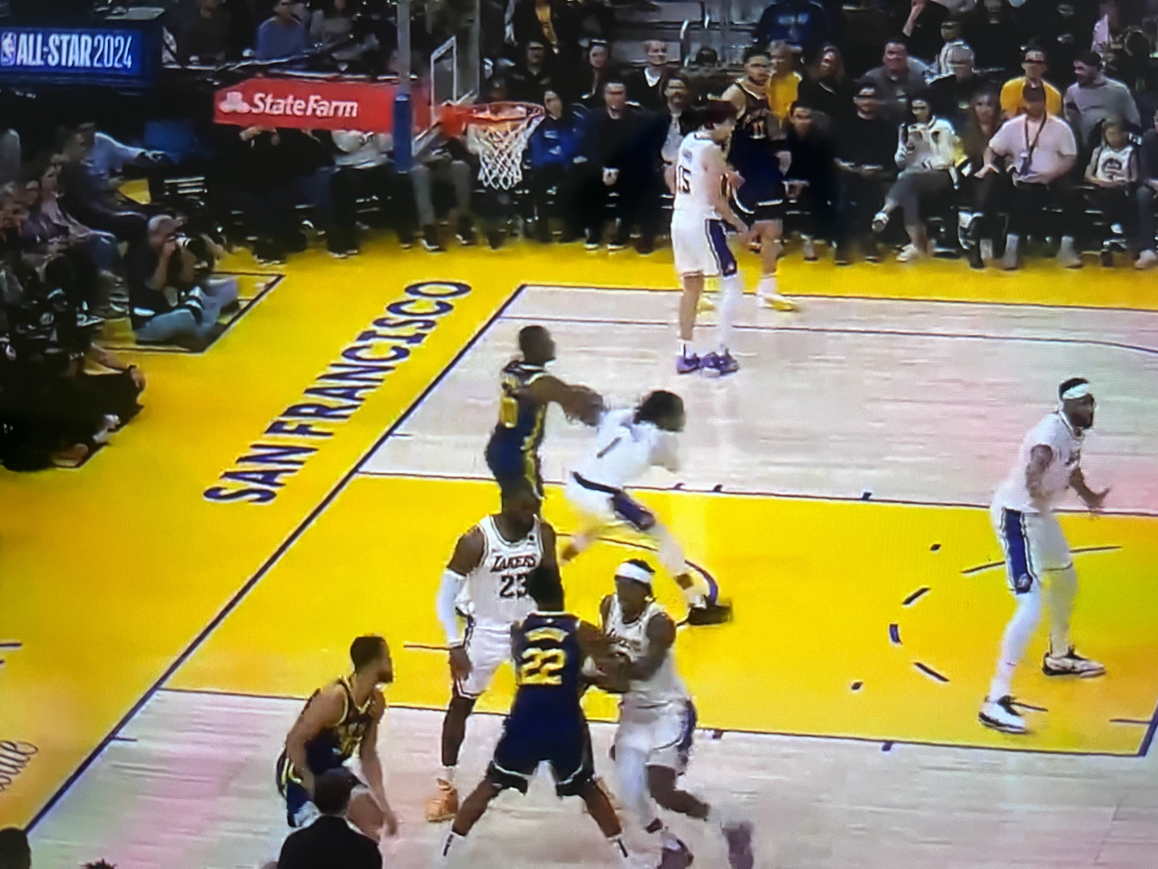 感觉裁判要开始了[笑哈哈][笑哈哈]#湖人vs勇士##湖勇大战# ​​​