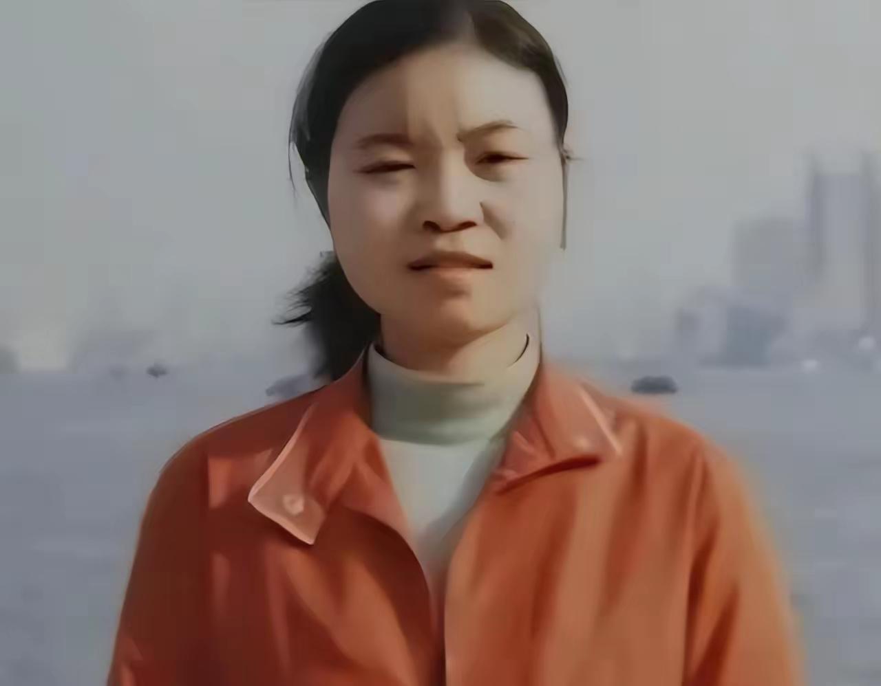 女研究生带母亲上学，两人同睡一张床，两个月后她绝望了，在宿舍用毛巾自缢身亡。她的