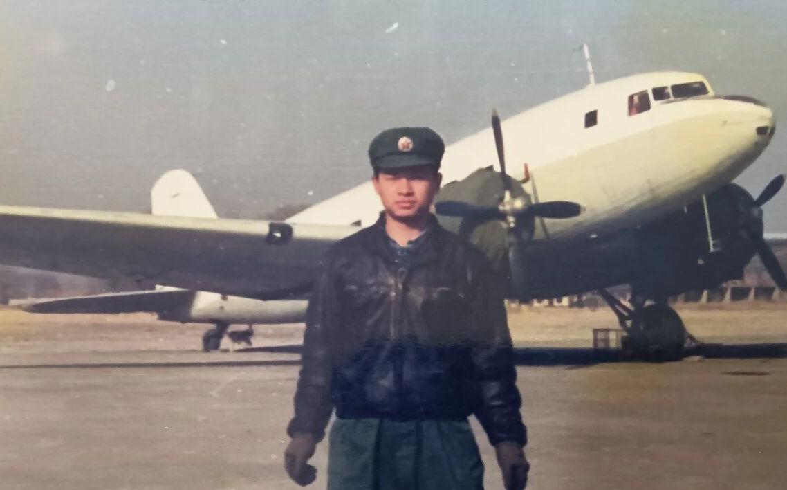 这是朋友在网上晒的91年照片，地点是徐州大郭庄军用机场。我也在这里照过相，可惜找