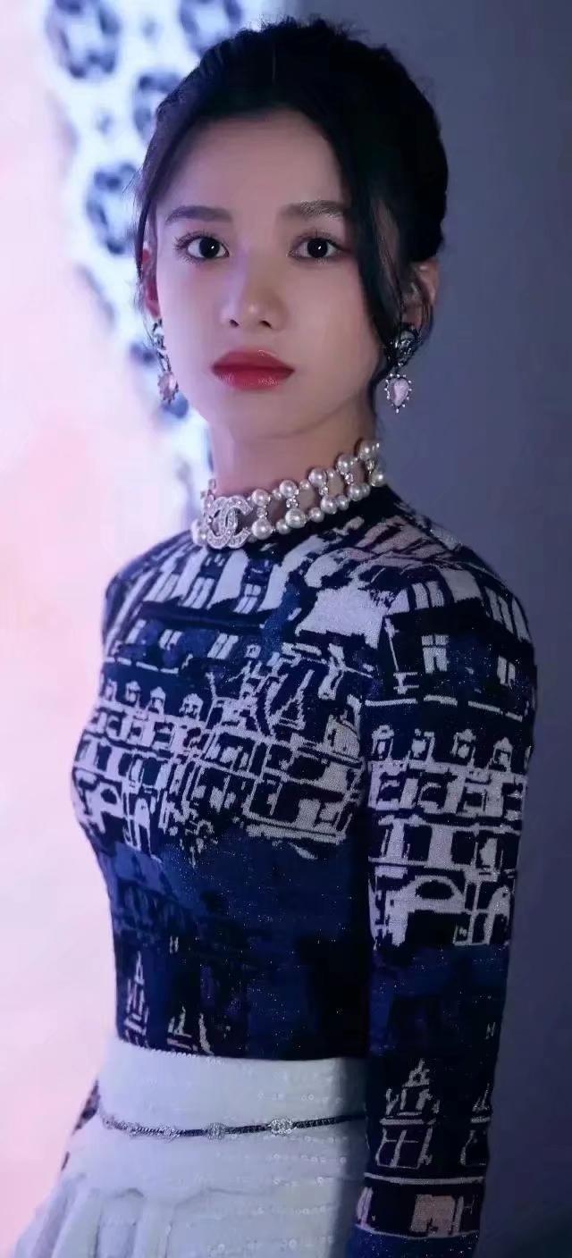 月华如练，美人如画。